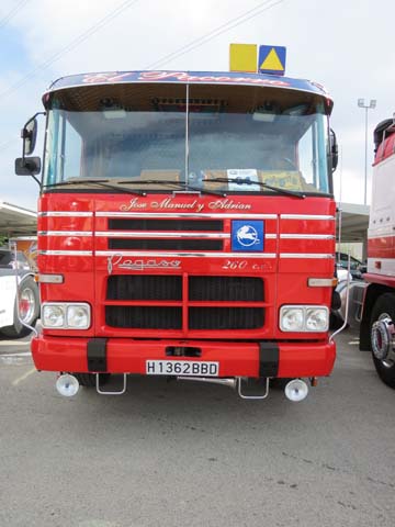 El aspecto frontal del Pegaso 2080 estaba dominado por los cuatro faros y los tres limpiaparabrisas.